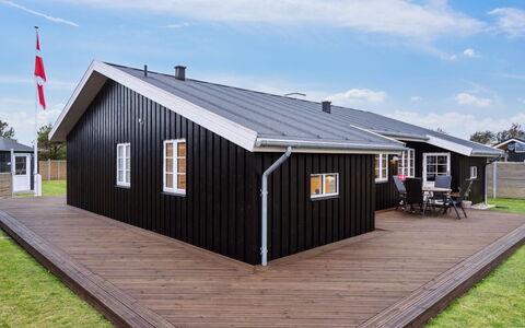 Svante - 600M from the Sea: Loft, Gulvbelægning, Indretning, Etage, Kompositmateriale, Møbel, Udvej, Hotel, Design, Dagslys