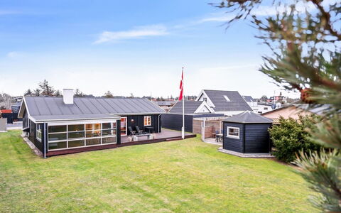 Svante - 600M from the Sea: Loft, Gulvbelægning, Indretning, Etage, Kompositmateriale, Møbel, Udvej, Hotel, Design, Dagslys
