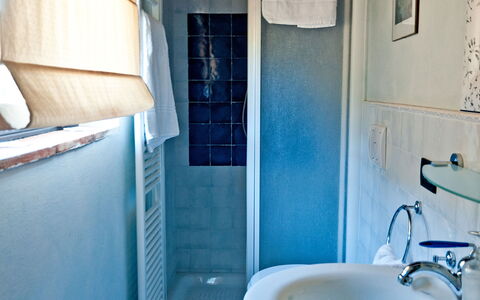 Cottage Botinaccio: Tap, Håndvask, Sanitærarmatur, Ejendom, Blå, Azure, Badeværelse, Purple, Spejl, Badeværelsesvask