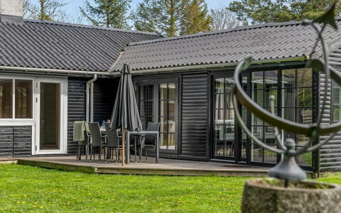 Elisa - 600M from the Sea: Svømmepøl, Udendørs Møbler, Møbel, Udvej, Flise, Eco Hotel, Skygge, Stol, Fritid, Estate