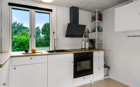 Elisa - 600M from the Sea: Køkken, Køkken Apparat, Countertop, Gulvbelægning, Større Bandage, Træ, Indretning, Loft, Lysarmatur, Cabinetry