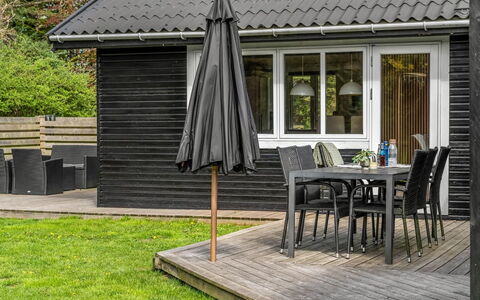 Elisa - 600M from the Sea: Træ, Veranda, Tag, Hus, Hjem, Sidespor, Udendørs Møbler, Sommerhus, Dæk, Skygge