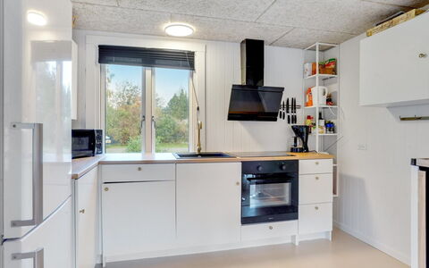 Elisa - 600M from the Sea: Køkken, Træ, Køkken Apparat, Loft, Lysarmatur, Countertop, Større Bandage, Indretning, Gulvbelægning, Belysning