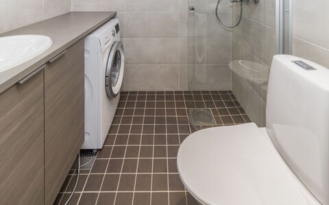 Rukachalet 2407: Gulvbelægning, Etage, Indretning, Sanitærarmatur, Væg, Toiletbræt, Badeværelse, Toilet, Badeværelsesskab, Vaskemaskine