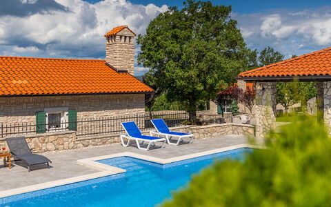 Villa Škavre: Sky, Vand, Himmel, Bygning, Møbel, Plante, Azure, Svømmepøl, Udendørs Møbler, Træ