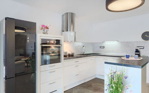 Villa Škavre: Cabinetry, Countertop, Møbel, Komfur, Køkken, Skuffe, Indretning, Emhætte, Køkken Apparat, Træ