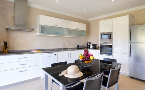 Amendoeiras V6 - Vip Properties: Cabinetry, Countertop, Bygning, Møbel, Køkken, Bord, Tap, Komfur, Indretning, Træ