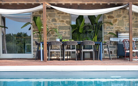 Villa Lilli & Spa: Ejendom, Møbel, Plante, Vand, Natur, Skygge, Stol, Indretning, Bord, Udendørs Møbler