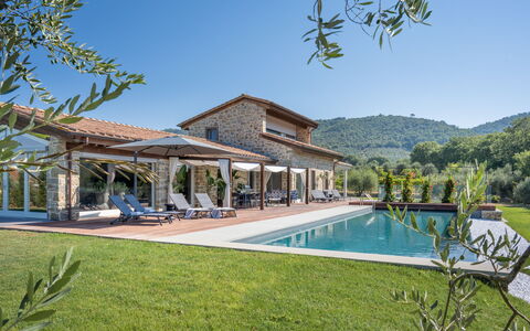 Villa Lilli & Spa: Plante, Himmel, Vand, Ejendom, Bygning, Azure, Træ, Skygge, Svømmepøl, Udendørs Møbler