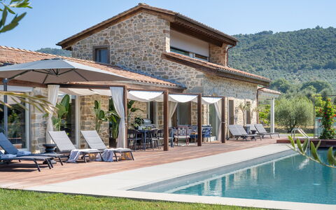 Villa Lilli & Spa: Vand, Himmel, Plante, Ejendom, Bygning, Vindue, Svømmepøl, Træ, Skygge, Fritid