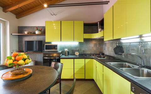 Oasi Verde - Santa Maria La Stella, Sicilia: Cabinetry, Køkkenvask, Countertop, Møbel, Håndvask, Bord, Indretning, Køkken, Orange, Belysning