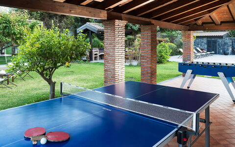 Casa Bedda - Viagrande, Sicilia: Bord, Ejendom, Plante, Møbel, Sportsudstyr, Vindue, Bordtennisbat, Bygning, Grøn, Skygge