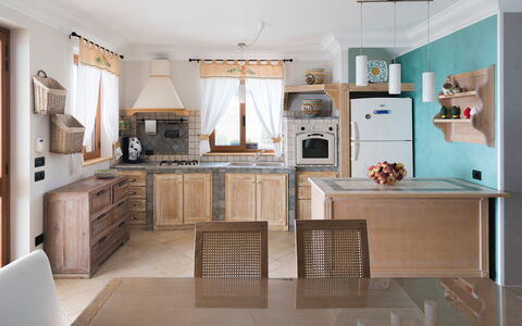 Villa Vistamare - Montallegro, Sicilia: Countertop, Cabinetry, Køkken, Husholdningsapparat, Træ, Komfur, Køkken Apparat, Belysning, Indretning, Etage