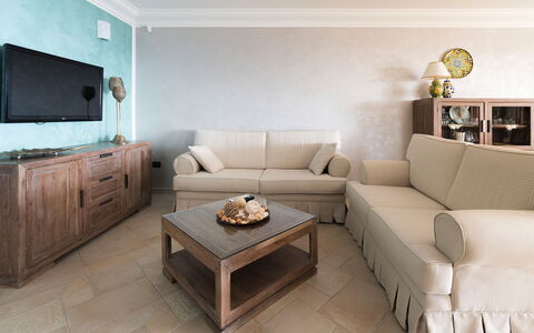 Villa Vistamare - Montallegro, Sicilia: Brun, Møbel, Ejendom, Bord, Couch, Cabinetry, Billedramme, Stue, Komfort, Belysning