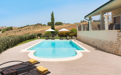 Villa Vistamare - Montallegro, Sicilia: Himmel, Ejendom, Plante, Vand, Azure, Svømmepøl, Bygning, Skygge, Fritid, Udendørs Møbler