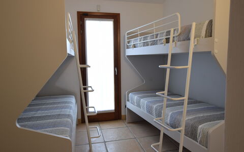 Luisa Apartment In Budoni, Shared Pool: Køjeseng, Træ, Etage, Indretning, Møbel, Gulvbelægning, Soveværelse, Seng, Hostel, Lejlighed