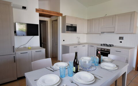 Luisa Apartment In Budoni, Shared Pool: Cabinetry, Countertop, Ejendom, Køkken Apparat, Tallerkner, Bordservice, Indretning, Køkken, Husholdningsapparat, Etage