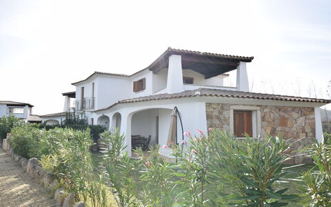 Luisa Apartment In Budoni, Shared Pool: Himmel, Plante, Bygning, Sky, Ejendom, Vindue, Hus, Land Lot, Sommerhus, Kvarter