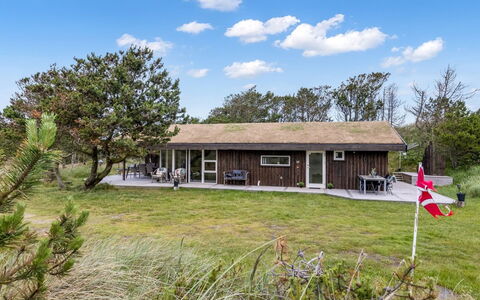 Lagho - 500M from the Sea: Loft, Gulvbelægning, Indretning, Etage, Kompositmateriale, Møbel, Udvej, Hotel, Design, Dagslys