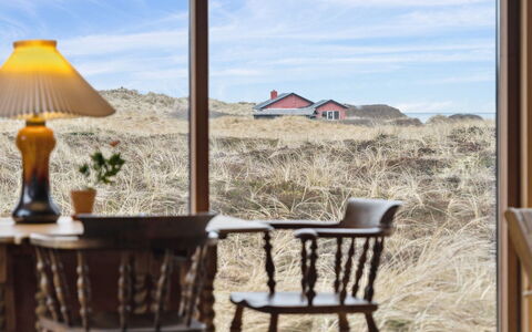 Gidske - 300M from the Sea: Møbel, Indretning, Stol, Gulvbelægning, Bord, Udvej, Etage, Loft, Værelse, Eco Hotel