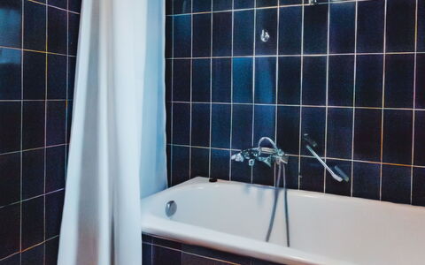 Bad Gastein 550: Badekar, Sanitærarmatur, Ejendom, Badeværelse, Azure, Vindue, Purple, Tap, Indretning