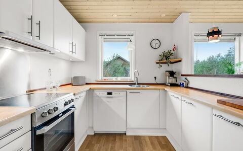 Ensio - 300M to the Fjord: Gulvbelægning, Køkken, Indretning, Træ, Countertop, Køkken Apparat, Loft, Etage, Cabinetry, Hjem
