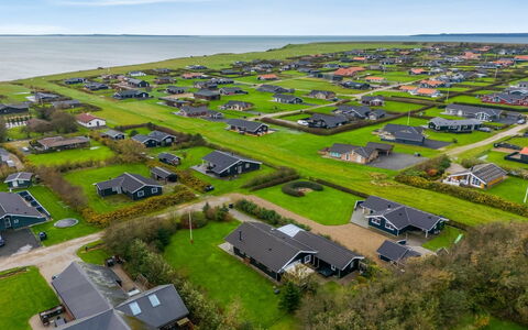 Ensio - 300M to the Fjord: Møbel, Indretning, Gulvbelægning, Etage, Loft, Værelse, Stol, Bord, Lejlighed, Køkken & Spisebord