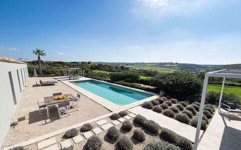 Villa Carmelita - Ragusa, Sicilia: Himmel, Vand, Sky, Svømmepøl, Plante, Bygning, Rektangel, Ejerlejlighed, Urban Design, Træ