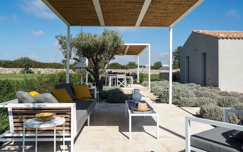 Villa Carmelita - Ragusa, Sicilia: Himmel, Plante, Skygge, Udendørs Møbler, Bygning, Boligområde, Landskab, Stol, Træ, Ejendom