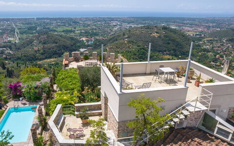 Villa Maestosa - Camaiore, Toscana: Himmel, Daytime, Bygning, Plante, Træ, Urban Design, Ejerlejlighed, Boligområde, Landskab, Højhus