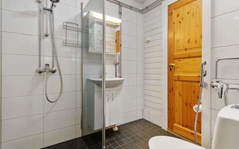 Kanerva 4: Sanitærarmatur, Gulvbelægning, Badeværelse, Håndvask, Toiletbræt, Træ, Toilet, Badeværelsesvask, Etage, Indretning