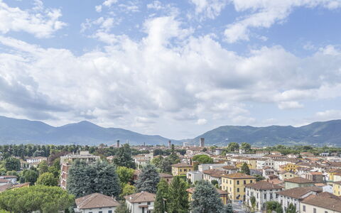 Lucca Old Town Apartment - Lucca, Toscana: Himmel, Bjergrige Landskabsformer, Bjerg, Bakke, Boligområde, Stad, Bjergkæde, Sky, Menneskelig Bosættelse, Hill Station