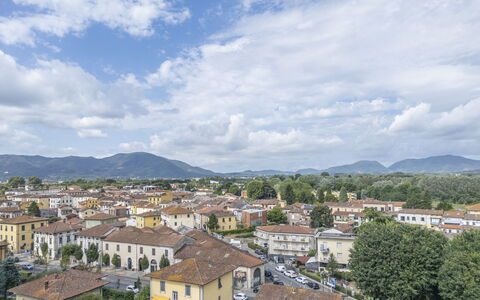 Lucca Old Town Apartment - Lucca, Toscana: Bjergrige Landskabsformer, Boligområde, Bakke, Byområde, Bjerg, Stad, Landskab, Kvarter, Forstad, Hus
