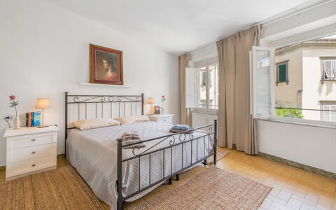 Lucca Old Town Apartment - Lucca, Toscana: Ejendom, Møbel, Cabinetry, Vindue, Komfort, Træ, Bed Frame, Indretning, Gulvbelægning, Etage