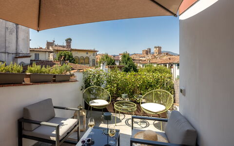 Lucca Old Town Apartment - Lucca, Toscana: Væg, Hjem, Møbel, Lejlighed, Altan, Stol, Stueplante, Udendørs Møbler, Blomsterkrukke, Kaffebord