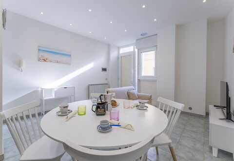 Casa Verdi,near The Beach - Viareggio, Toscana: Bord, Møbel, Ejendom, Stol, Bordservice, Couch, Bygning, Indretning, Køkken & Spisebord, Hus