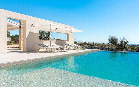 Villa Argento - Rosolini, Sicilia: Vand, Himmel, Plante, Blå, Svømmepøl, Azure, Skygge, Træ, Bygning, Kompositmateriale