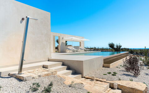 Villa Argento - Rosolini, Sicilia: Himmel, Plante, Skygge, Kompositmateriale, Facade, Landskab, Beton, Rots, Urban Design, Træ