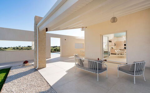 Villa Argento - Rosolini, Sicilia: Ejendom, Himmel, Plante, Skygge, Belysning, Arkitektur, Indretning, Træ, Etage, Gulvbelægning