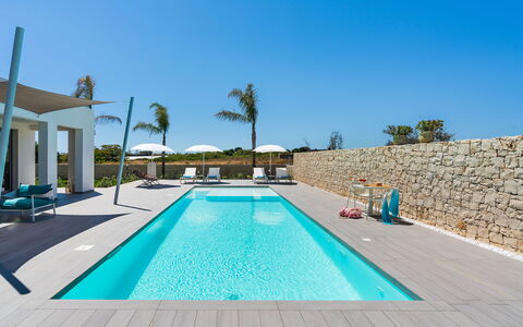 Villa Le Palme - Noto, Sicilia: Vand, Himmel, Ejendom, Svømmepøl, Plante, Azure, Rektangel, Bygning, Fritid, Skygge