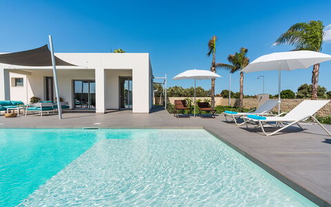 Villa Le Palme - Noto, Sicilia: Vand, Himmel, Ejendom, Plante, Svømmepøl, Azure, Blå, Bygning, Udendørs Møbler, Skygge