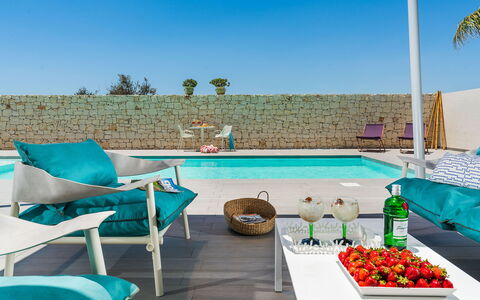 Villa Le Palme - Noto, Sicilia: Ejendom, Møbel, Plante, Himmel, Vand, Blå, Azure, Svømmepøl, Bord, Udendørs Møbler