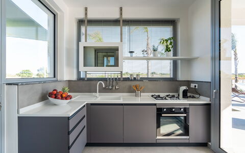 Villa Le Palme - Noto, Sicilia: Køkkenvask, Tap, Håndvask, Cabinetry, Countertop, Ejendom, Vindue, Køkken, Indretning, Komfur