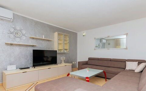 Secret Gem: Møbel, Gulvbelægning, Indretning, Etage, Couch, Træ, Television, Stue, Loft, Værelse