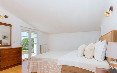 Secret Gem: Møbel, Seng, Indretning, Soveværelse, Etage, Gulvbelægning, Træ, Loft, Sengetøj, Værelse