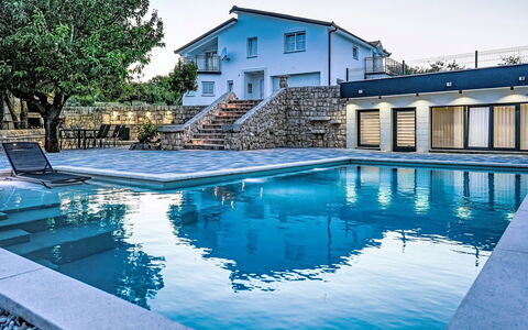 Secret Gem: Blå, Svømmepøl, Vand, Udvej, Kompositmateriale, Water Feature, Estate, Eco Hotel, Skygge, Villa