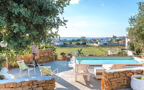 Villa Trullo - Torricella, Puglia: Vand, Plante, Himmel, Møbel, Sky, Bord, Stol, Svømmepøl, Udendørs Møbler, Fritid