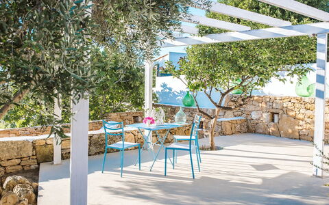 Villa Trullo - Torricella, Puglia: Plante, Bord, Skygge, Stol, Udendørs Møbler, Udendørs Bord, Urban Design, Træ, Træ, Vejbelægning