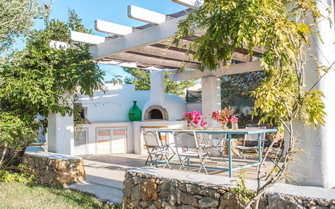Villa Trullo - Torricella, Puglia: Plante, Bygning, Ejendom, Himmel, Skygge, Sommerhus, Træ, Hus, Veranda, Stol