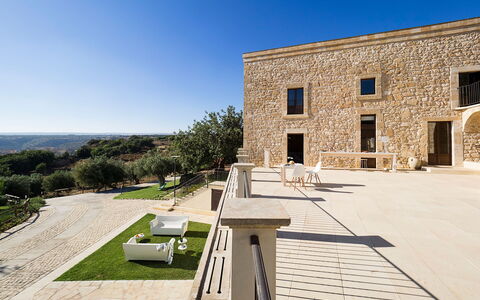 Casapietra - Scicli, Sicilia: Himmel, Ejendom, Plante, Azure, Land Lot, Vindue, Vejbelægning, Træ, Skygge, Ejendom